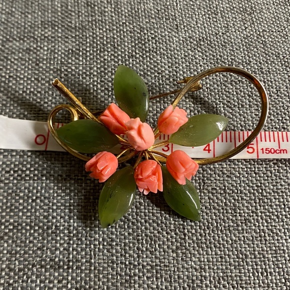 Vintage Carved Coral & Green Jade Floral Brooch – Gold Tone – Peachy-Pink Roses - Picture 7 of 7